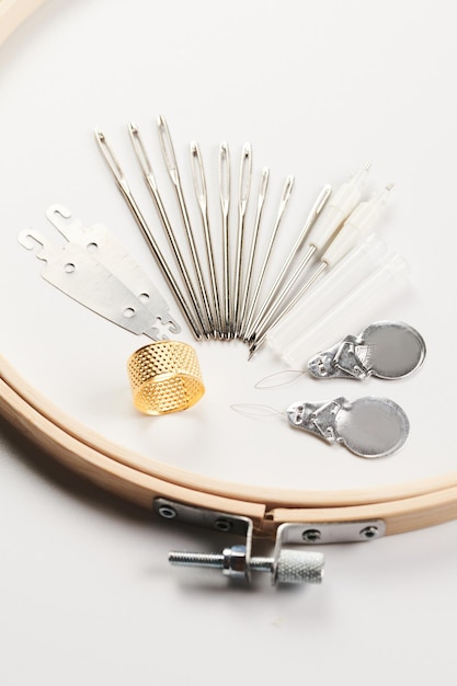 Igła i haft na płótnie